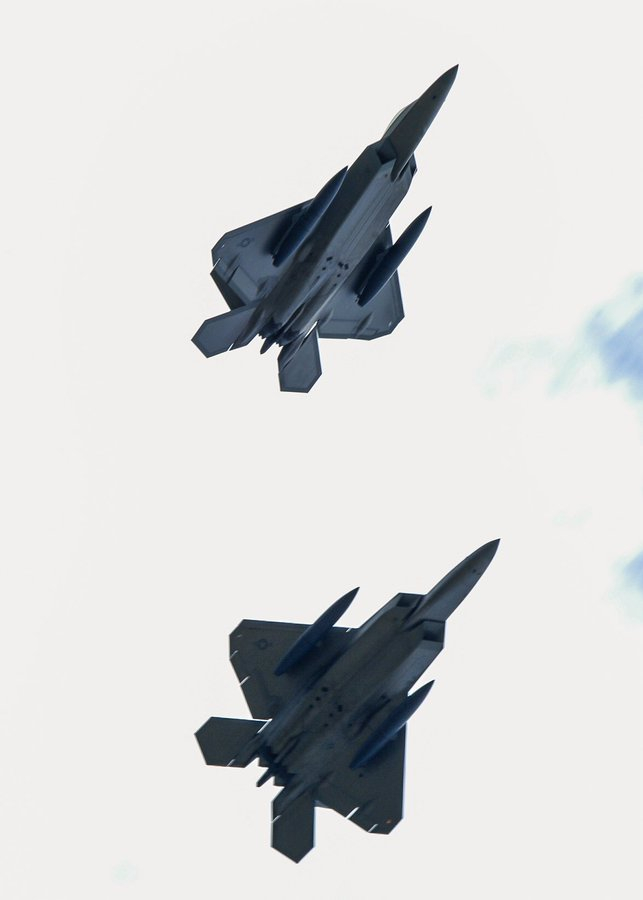 悬挂副油箱的F-22双机编队 ​​​