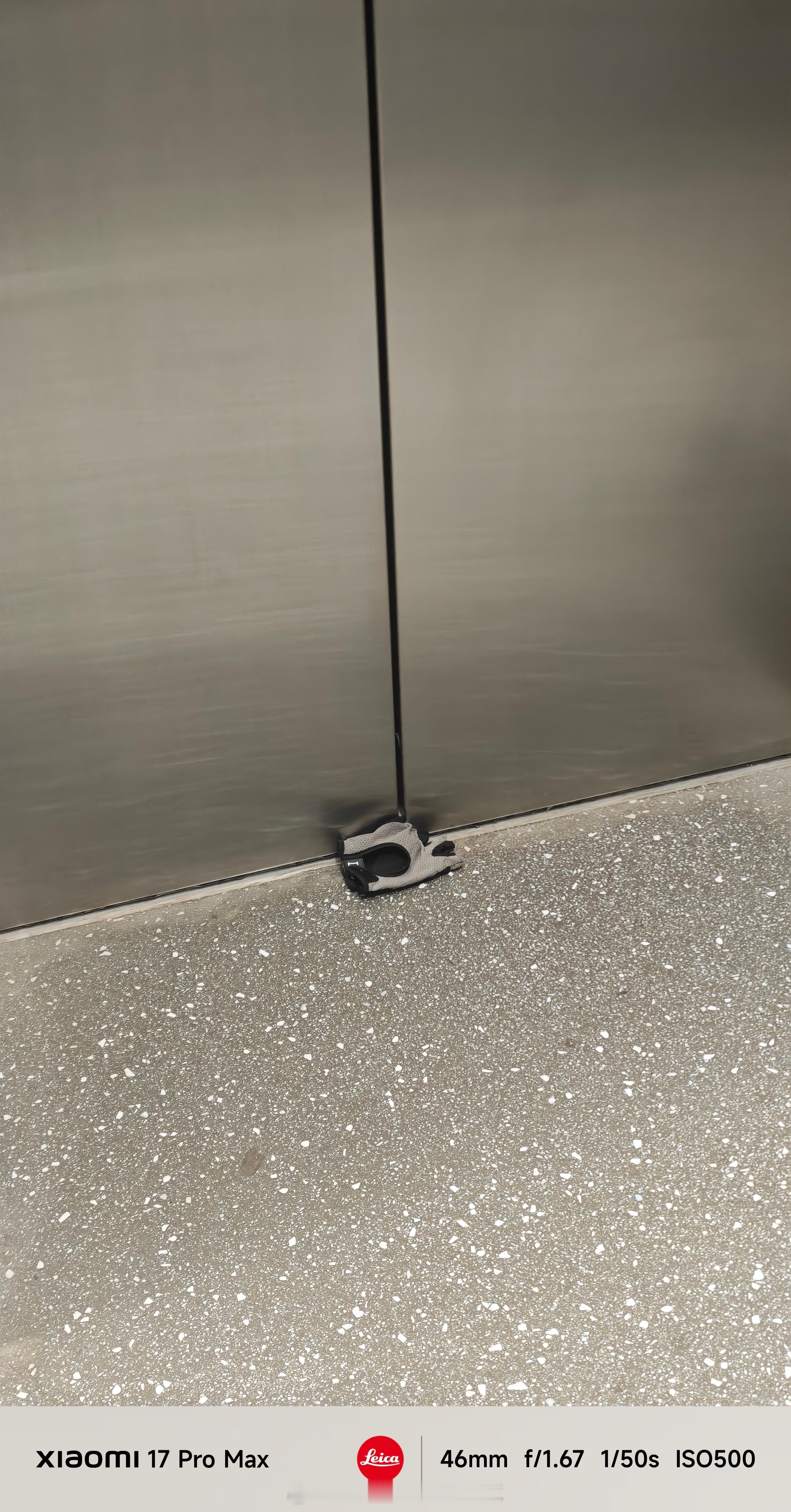 论中午吃饭的高峰期电梯有多挤。 