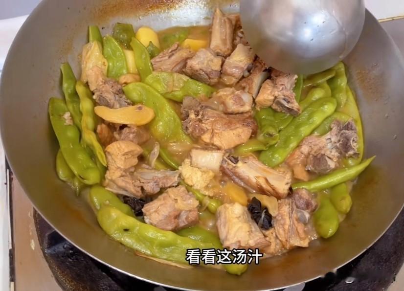 豆角和排骨不能一起炖吗?
豆角和排骨完全能一起炖，不存在相克说法，是家常经典菜。