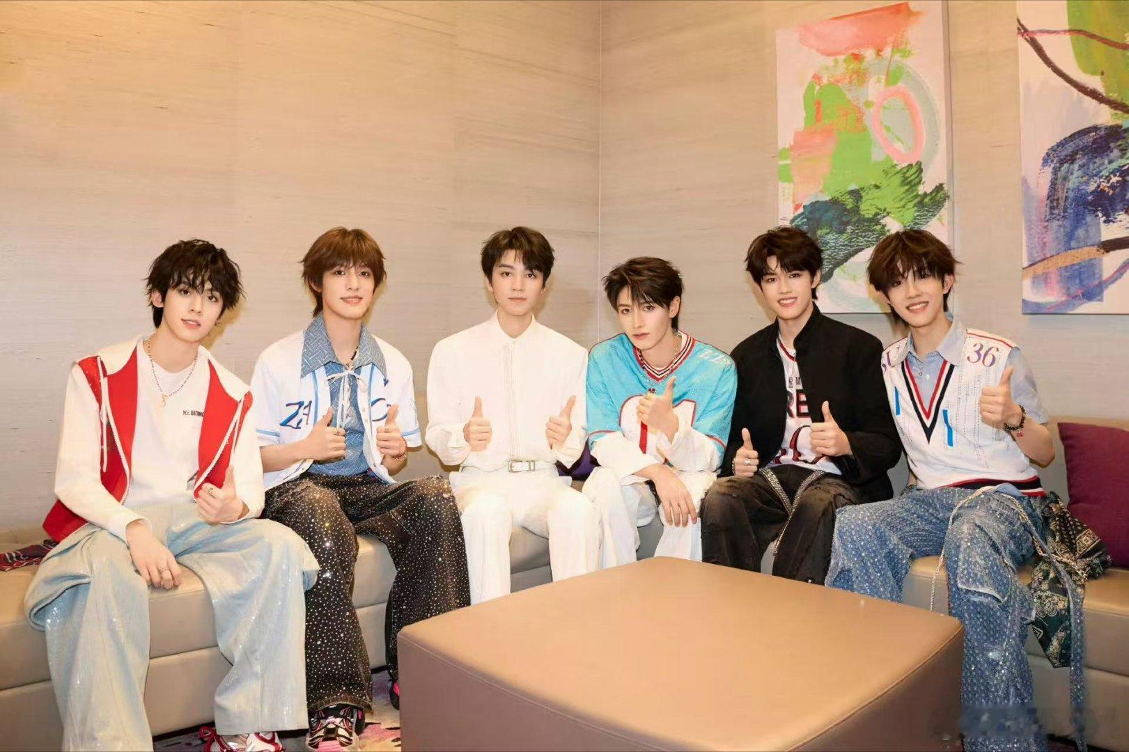 王俊凯登陆少年的合照王俊凯和登陆少年合影王俊凯登陆少年的合照，哇塞哇塞，