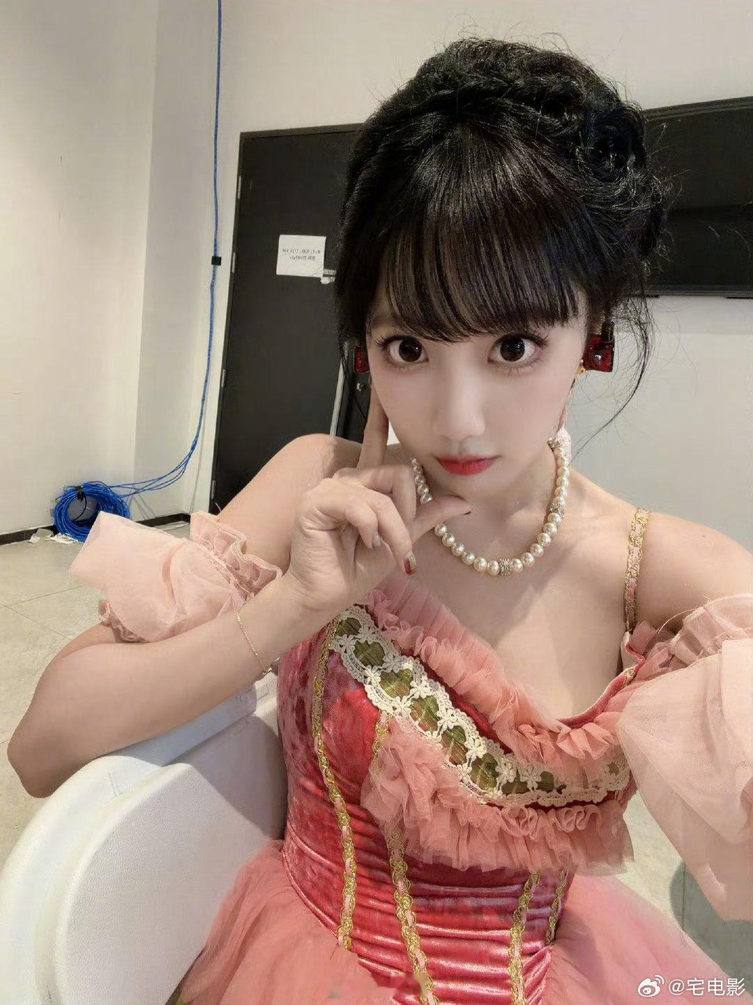 李艺彤也在看浪姐李艺彤说浪姐直播很刺激 没想到李艺彤也是浪姐忠实观众，直播看得揪