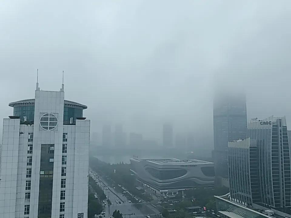 昨天(903)股民哭了两次，一次是早上打开电视，一次是下午打开账户。
股民没想到