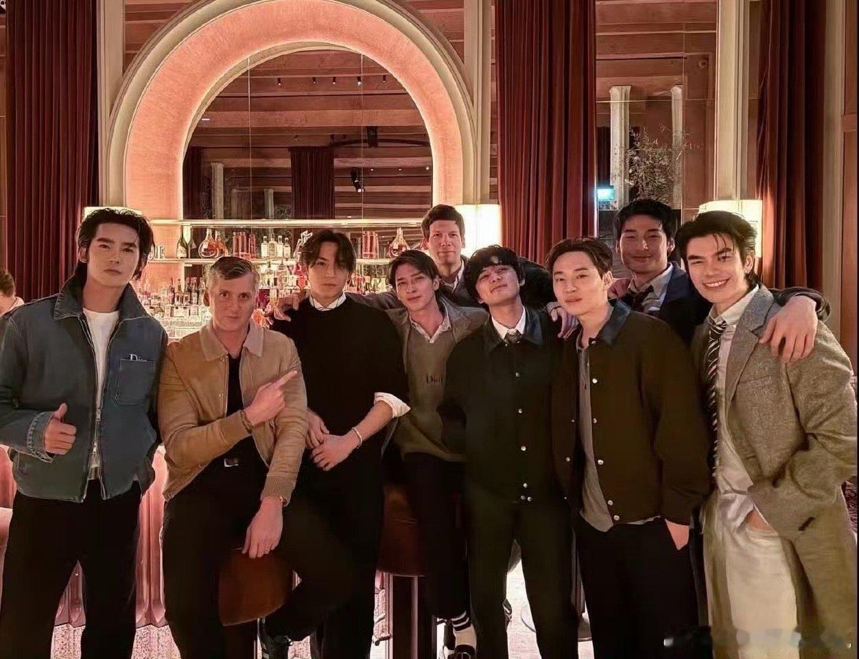 于适金珉奎刘宪华同框于适刘宪华金珉奎秀场同框于适金珉奎刘宪华同框，挺好挺好，蜡笔