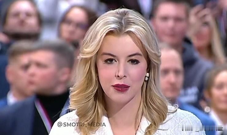 普京年度大型记者会正在举行，他将交替回答俄罗斯民众和记者的提问，先上美女主持人。