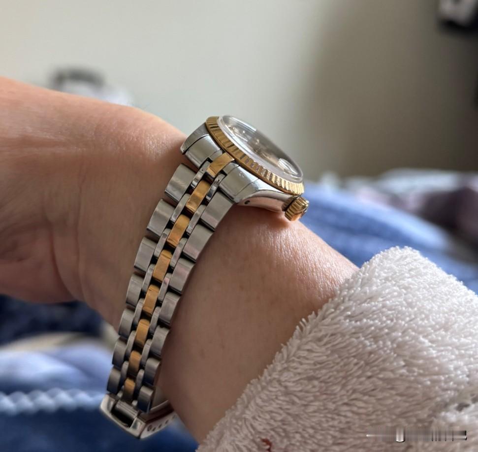 把我的手表戴上了，自从黄金暴涨，我的手表也水涨船高，尽管黄金部分是18k金，但是