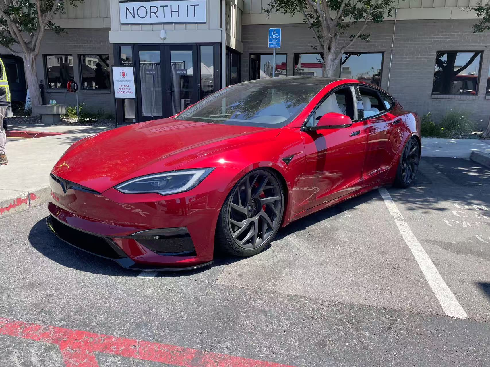 这么低，是改了避震吧[哆啦A梦害怕]特斯拉焕新model s ​​​