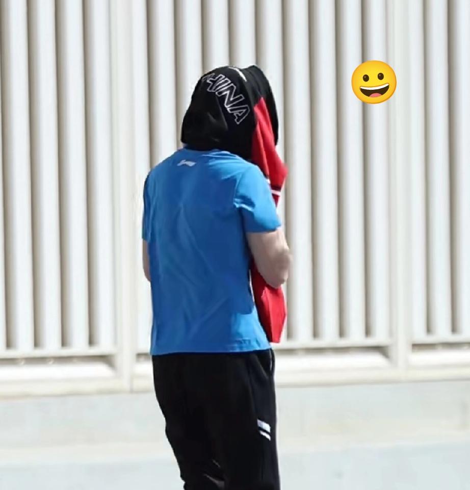 王曼昱果然是东北孩子，既怕冷又怕热的！这不来到多哈，这里的热让她很难受，这不训练