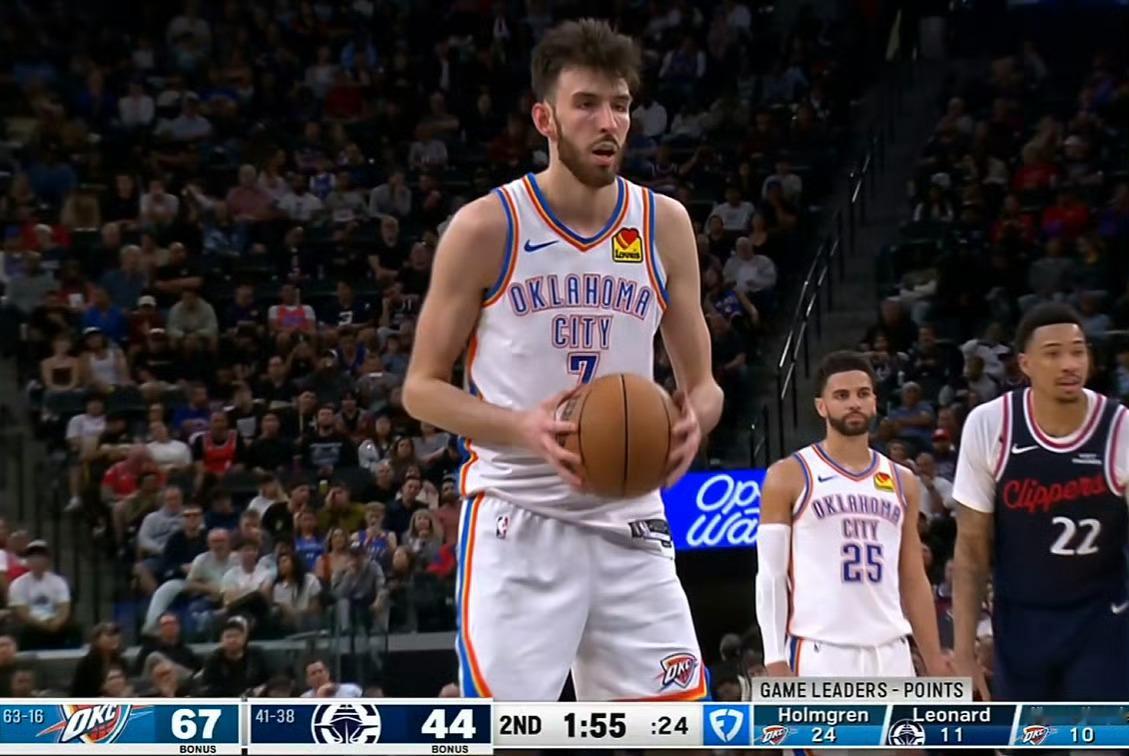 霍姆格伦一个人把快船打爆了，投篮9中8，三分4中3，已经得到24分。 