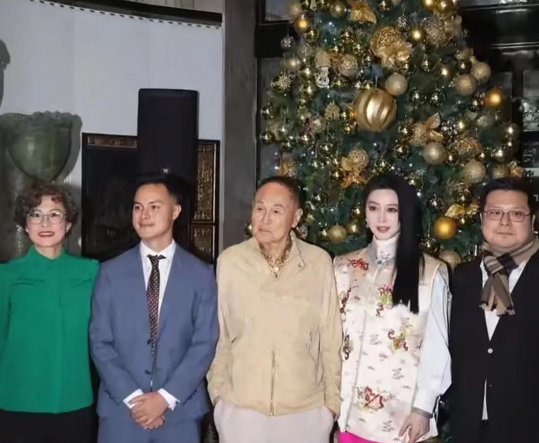 “船王”赵从衍的第三子赵世曾举办圣诞宴会，范冰冰被邀请参加，看来这范爷魅力不减，