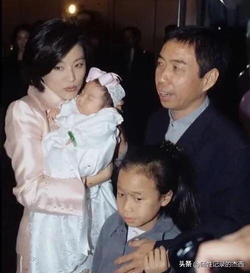 这是早些年林青霞刚生完孩子的照片，年轻的时候她的颜值绝对是男人审美里的天花板，那