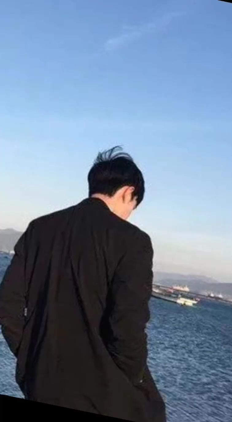 我们都在各自奔向不同的人生 不谈从前不说如果只望未来越来越好 秋雨绵绵