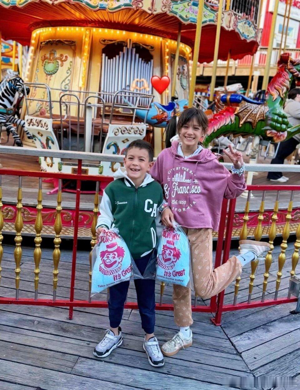 江语晨说刚回加拿大陪了两天孩子，离开时他们都很舍不得。看网友说当时小考离开也是家