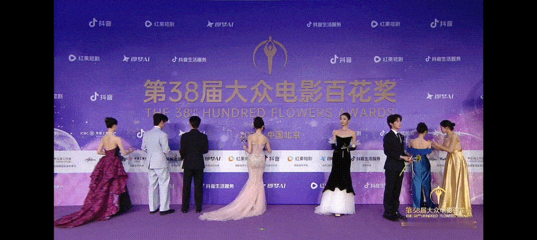 陈添祥百花奖红毯红毯走路粉集合，陈添祥百花奖红毯步伐从容大方，黑西装衬得整个人气