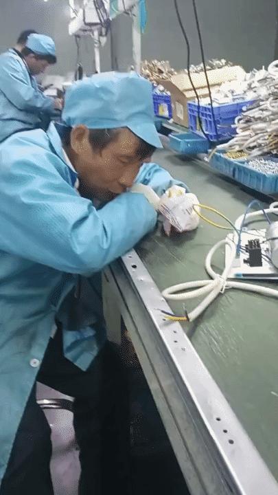 厂长的亲戚为什么不送到办公室里供着，放到产线上纯拖累一组人[抠鼻]