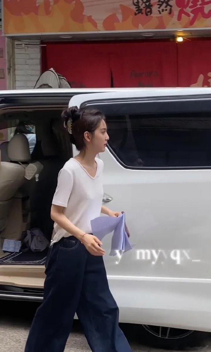 原来章若楠这么瘦[吃惊]内🐟的女明星为了上镜真是一个比一个瘦 ​​​