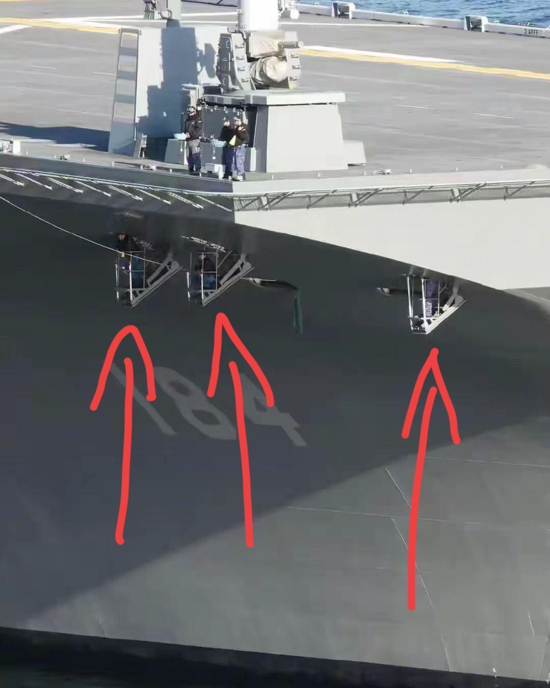 【日本军舰上的奇葩设计】你知道箭头所指处疑似可收放的平台是啥用途吗？
     