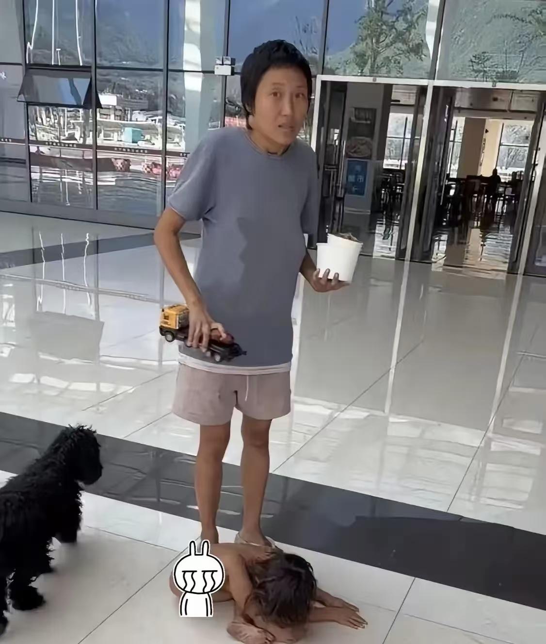 相由心生不是没道理的，

这妈妈真的不对劲，

你看她眼神惊恐缩着脖子，内衣像都