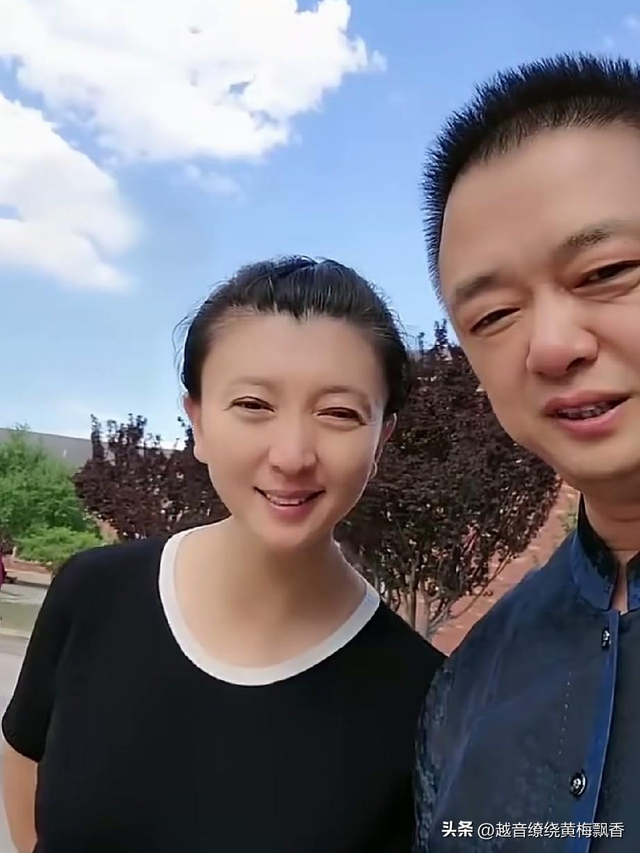 闫学晶又出来参加商业活动了，可能受去年风波的影响，闫学晶看着瘦多了，但她还强装笑