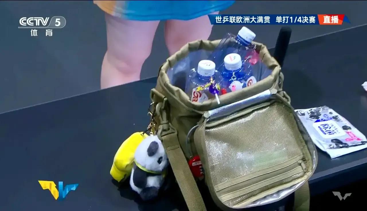没想到，这个熊猫配饰，伊藤美诚还挂在她的比赛用包上……没错的话，那是2022年成