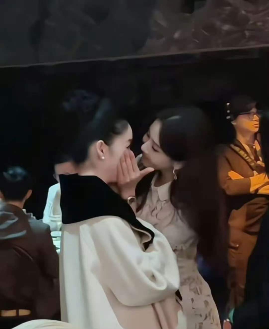 刘诗诗郭晓婷你俩都香香的 聚会相拥、活动贴贴，刘诗诗和郭晓婷的相处模式太有爱，满