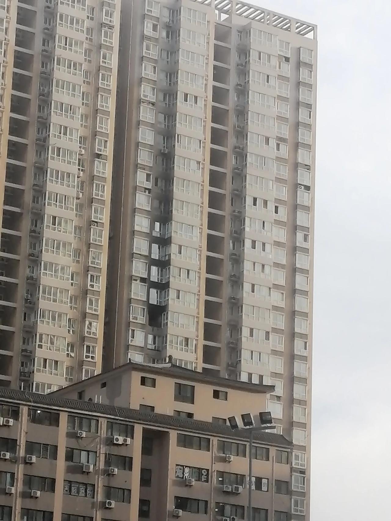 西安的天气越来越热，大家一定要谨防火灾的发生。

今天在三桥十字路口等红灯的时候