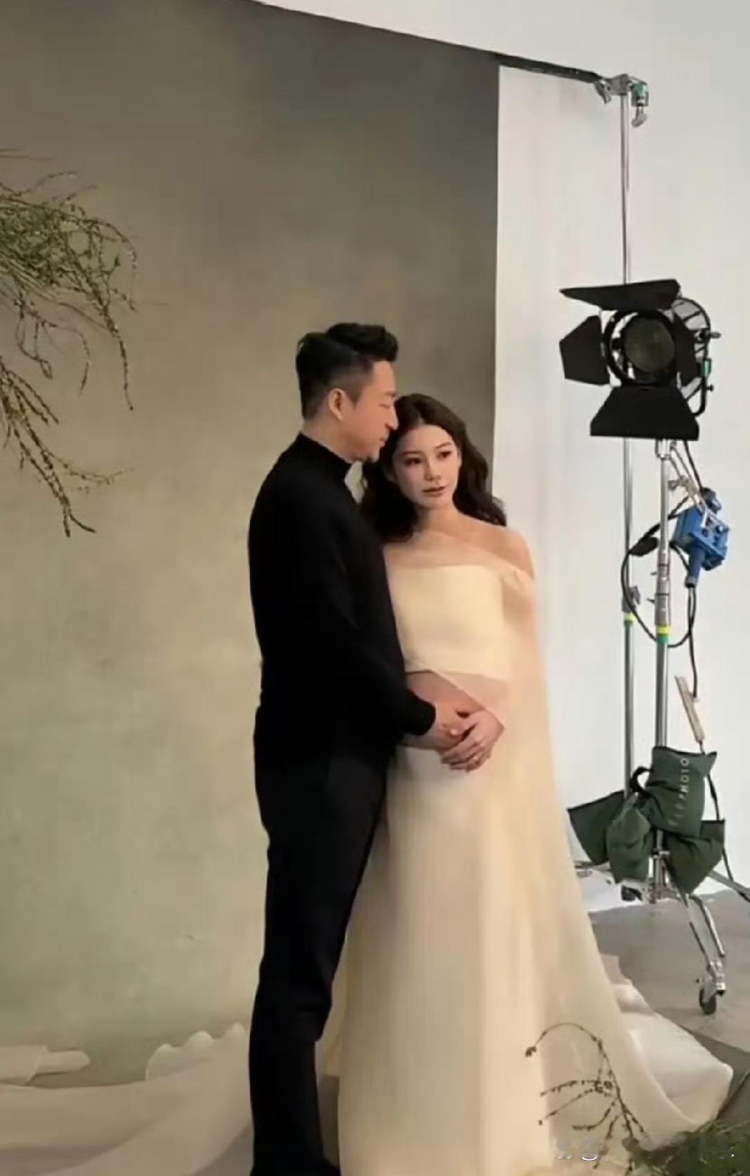 汪小菲和老婆小梅恩爱合体拍孕期照曝光，夫妻俩人越看越般配了。小梅孕晚期人只胖肚子