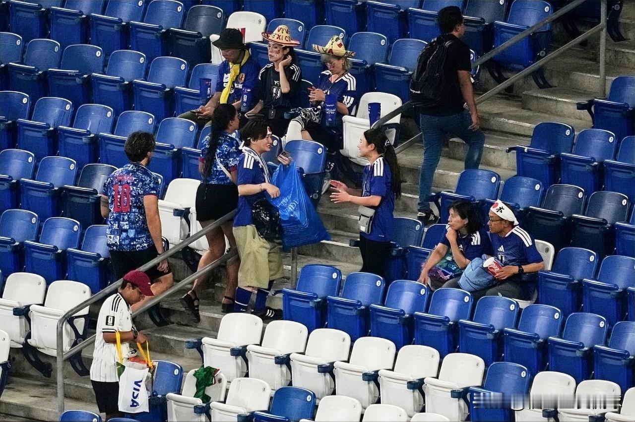 日本4-0突尼斯，赛后捡垃圾被夸高素质？

世界杯小组赛日本4:0大胜突尼斯，赛