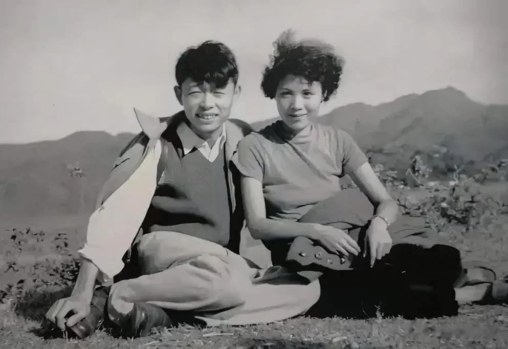 他给她写诗:“心在树上，你摘便是。”
将门之女却嫁给清贫小子，结婚74年已“相爱