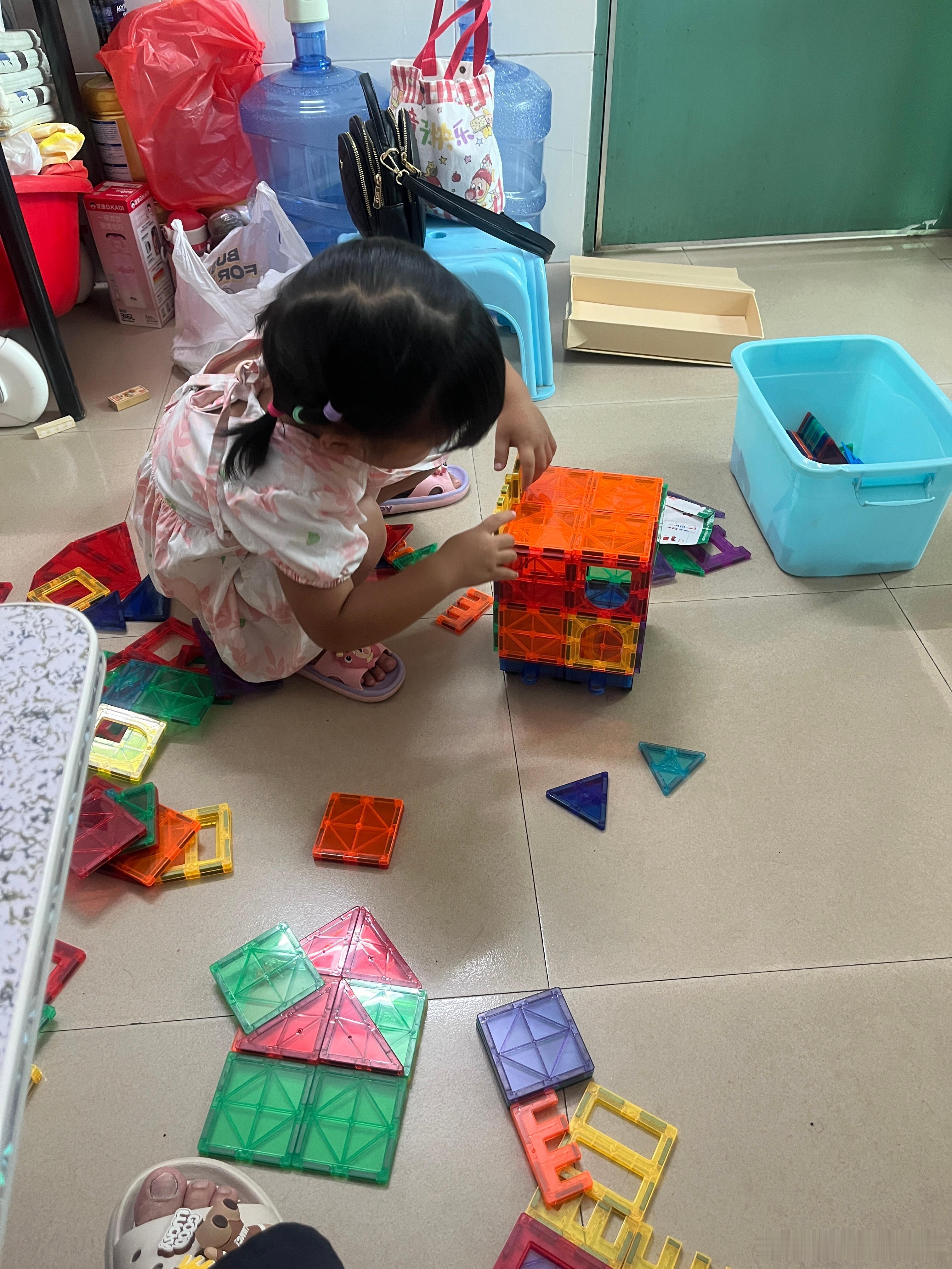 小孩子都喜欢邀请同学朋友来家里玩，又要玩又要吵架，看来所有小孩都一样。留几手希望