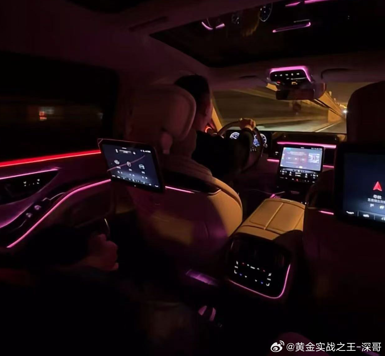 凌晨时分，窗外的街道没了白天的热闹，显得格外安静，此刻深哥知道本周是时候给它添上