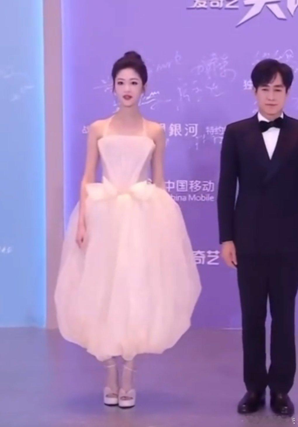 瘦但全身也怪不拖地裙真是不行不怼脸，脸也路人，还是大鼻小眼了点 