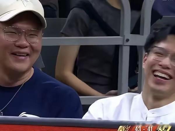 陈浩锋虚心向朱芳雨学习！

CBA常规赛第三轮广东主场迎战广厦，广东体育频道主持