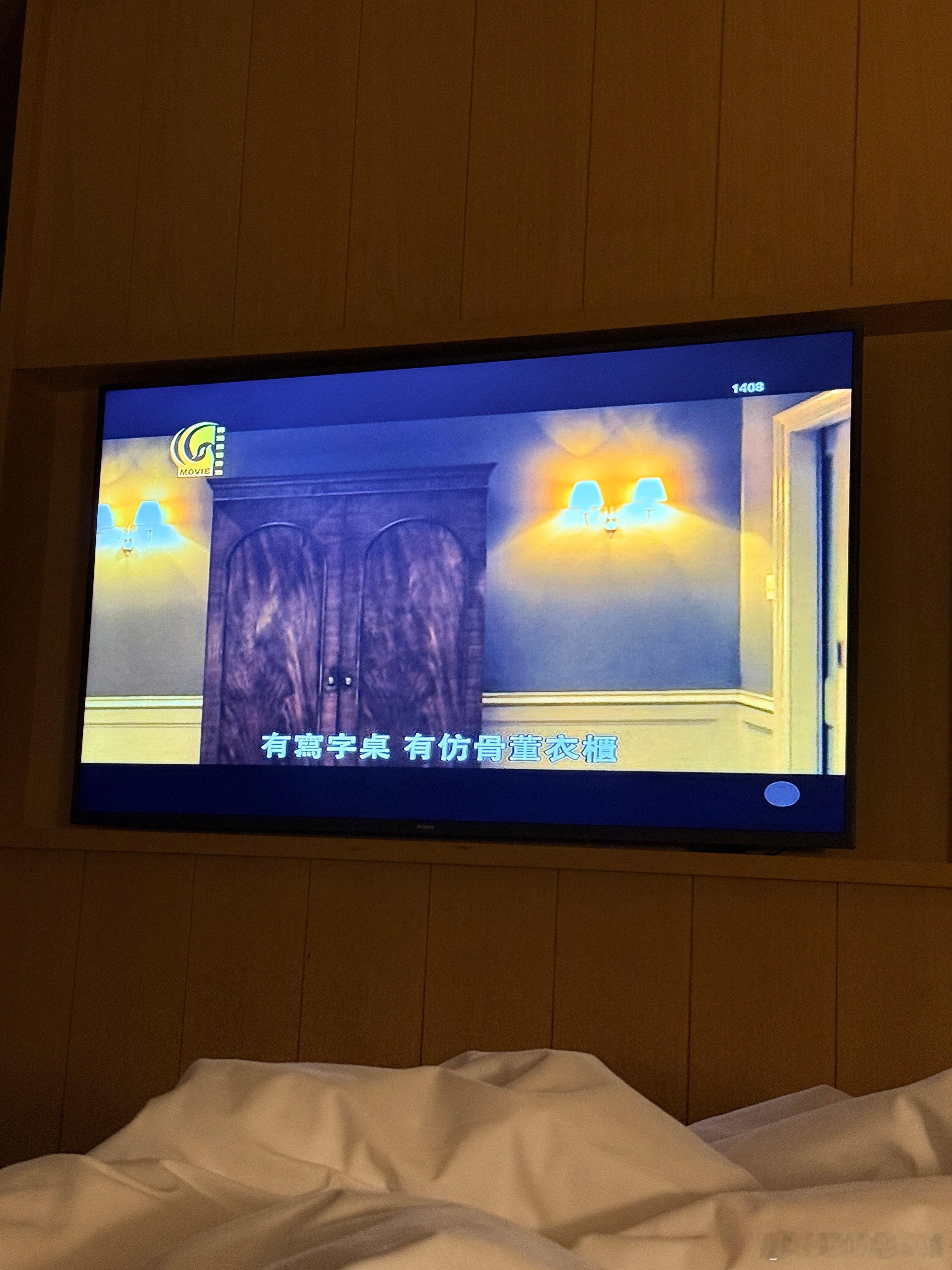 一个人关着灯在酒店房间里看这个电影，谁懂？！？？！电影电影推荐