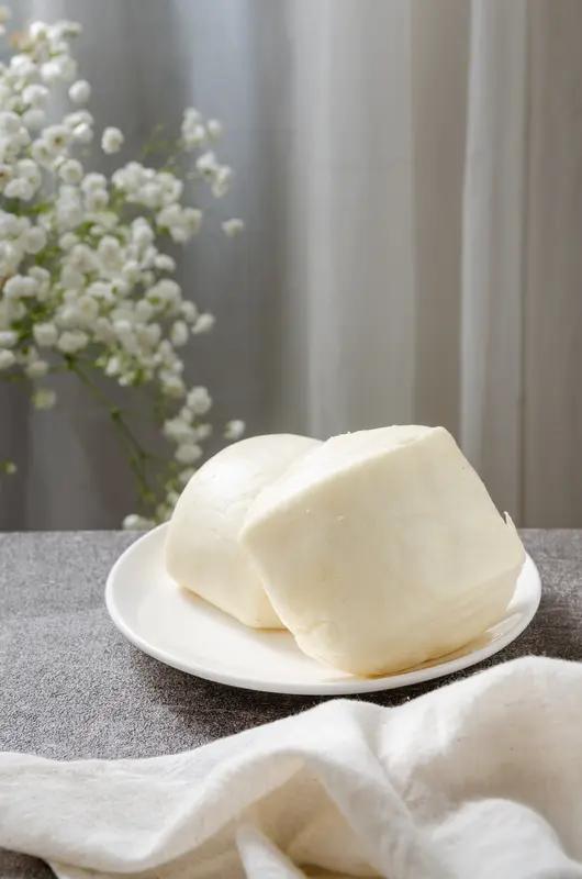 半块馒头，
丰时吃它，
那叫节制；
饥时吃它，
那叫救命。
啃的是馒头吗？
啃的