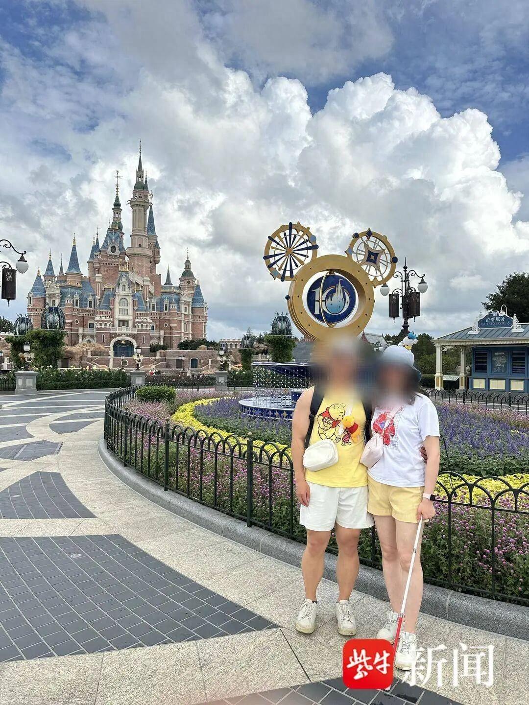上海迪士尼，视障女子请工作人员帮自己和男友拍照，对方却盯着她的盲杖问：“园里人多