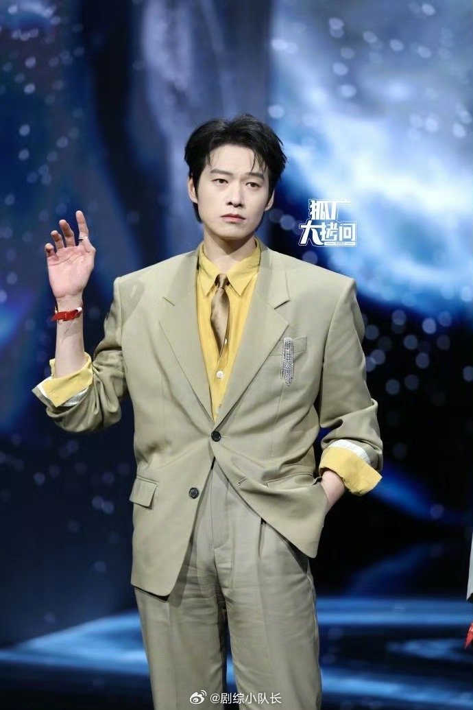 魏大勋 生图即神图 什么叫真正的“生图战神”？魏大勋这就是标准答案！红毯上从容松