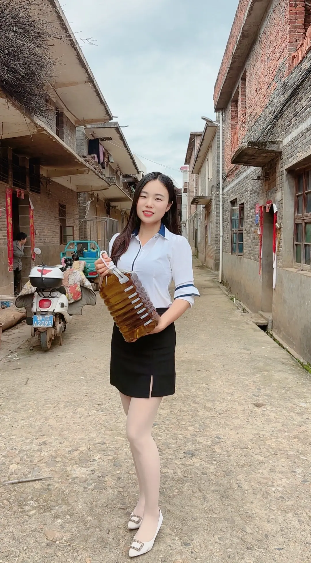 自种纯天然无激素、无农药的绿色菜籽油，有需要的请找小谢呀！