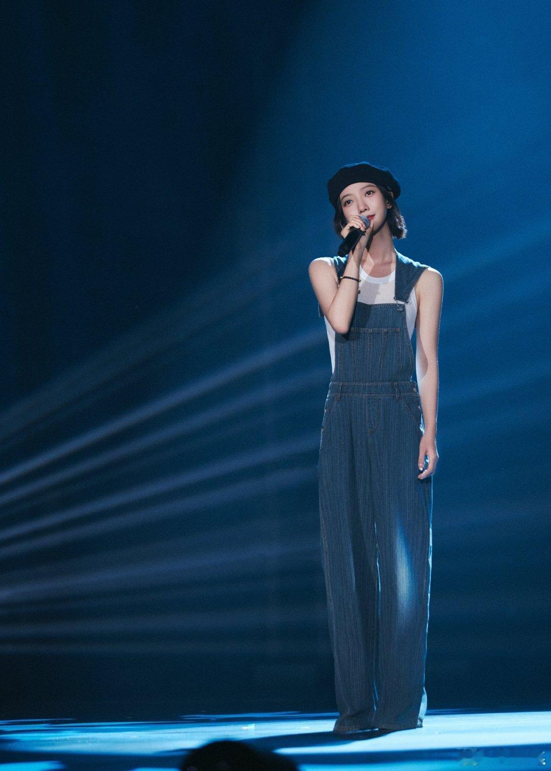 王珞丹好适合这首歌 从舞台氛围到演唱细节，王珞丹都展现了她对音乐的用心，每一个音