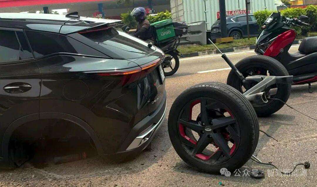 奇瑞行驶途中双轮飞脱
日前，马来西亚柔佛新山，一辆2023款奇瑞OMODA 5行