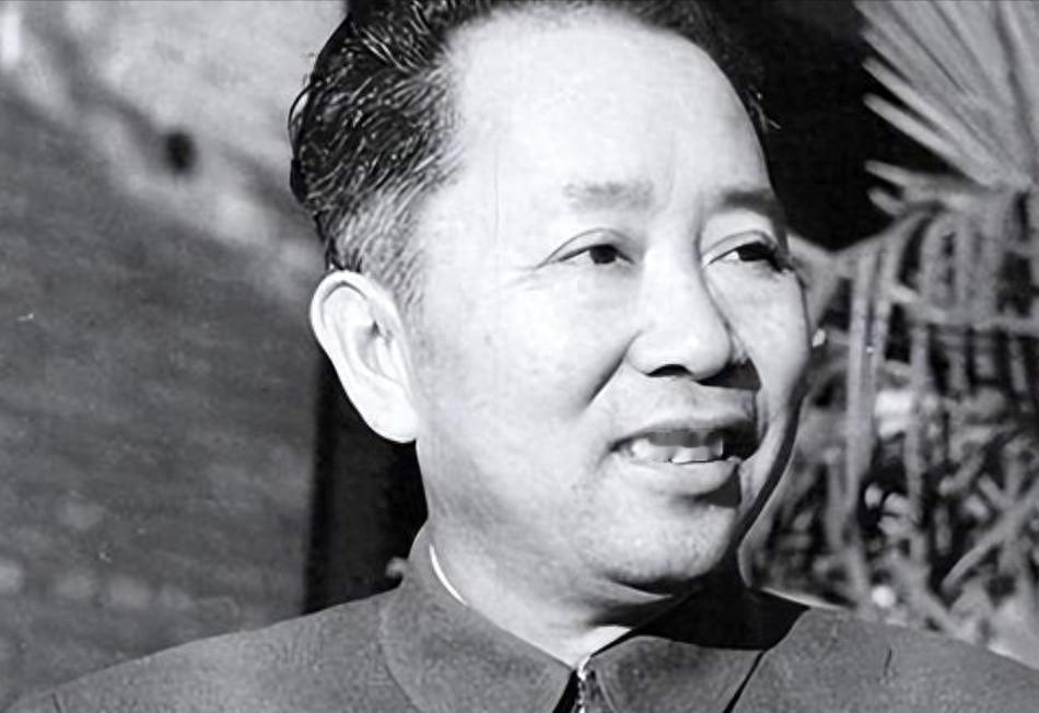 刘亚楼希望肖华担任空军政委，但肖华却拒绝了职位，理由是你脾气太倔强了！
1949
