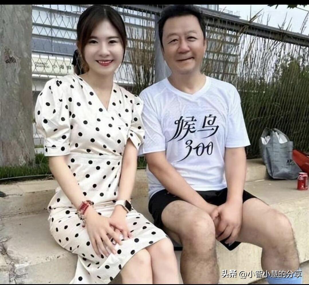 58岁的郭涛带着妻子一起外出散步，两个人走累了就在外面的石头台阶上坐着休息，老婆