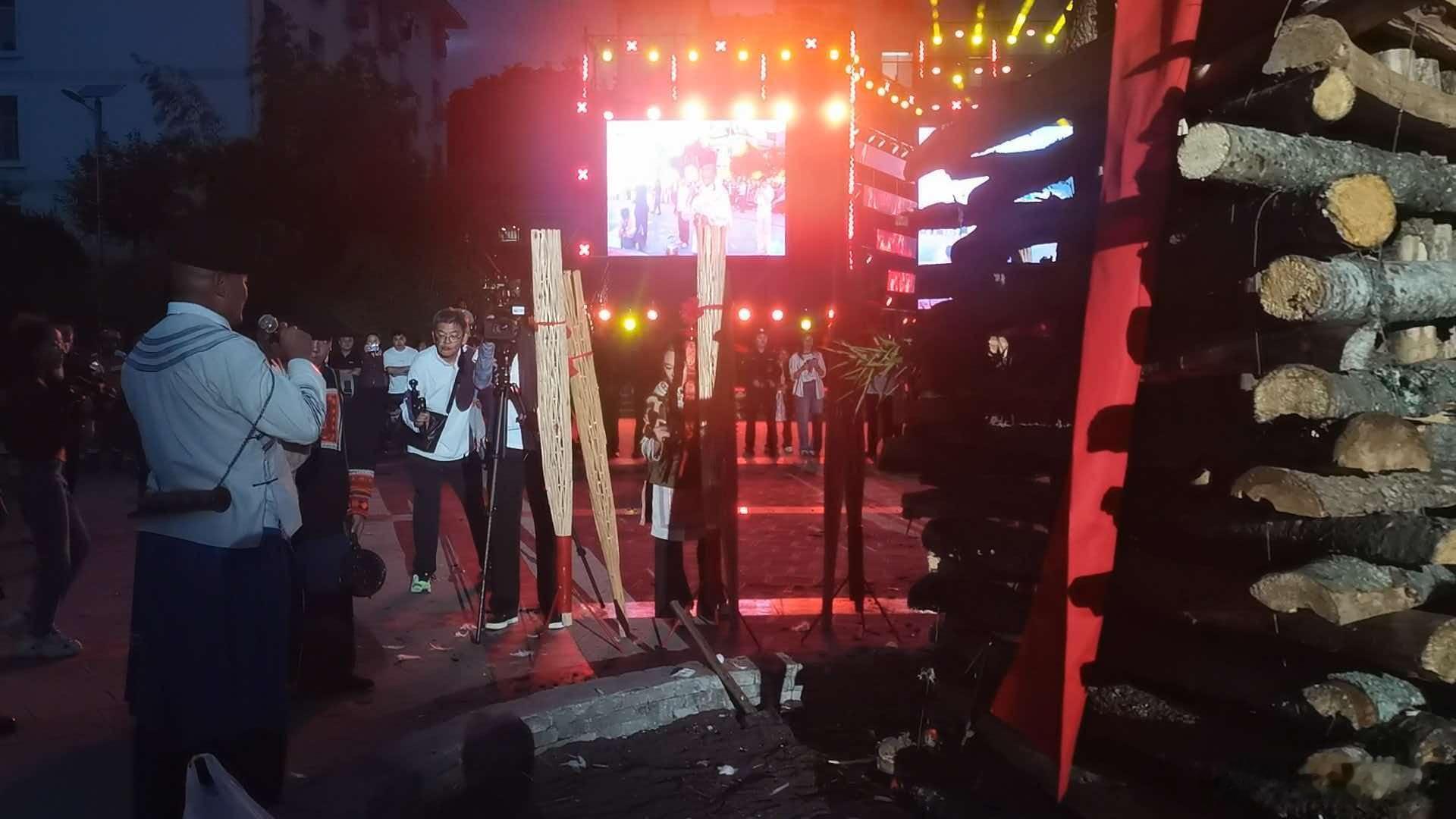 云南永善伍寨火把节今夜燃情启幕  隔着屏幕都能够感受到了满满的愉快之情了呀，特别