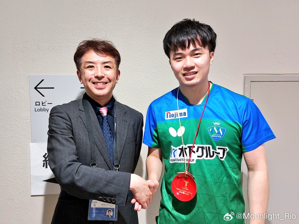 T联赛现场解说山崎雄樹与林昀儒的合影📸“季后赛MVP授予了在双打和单打中取得2