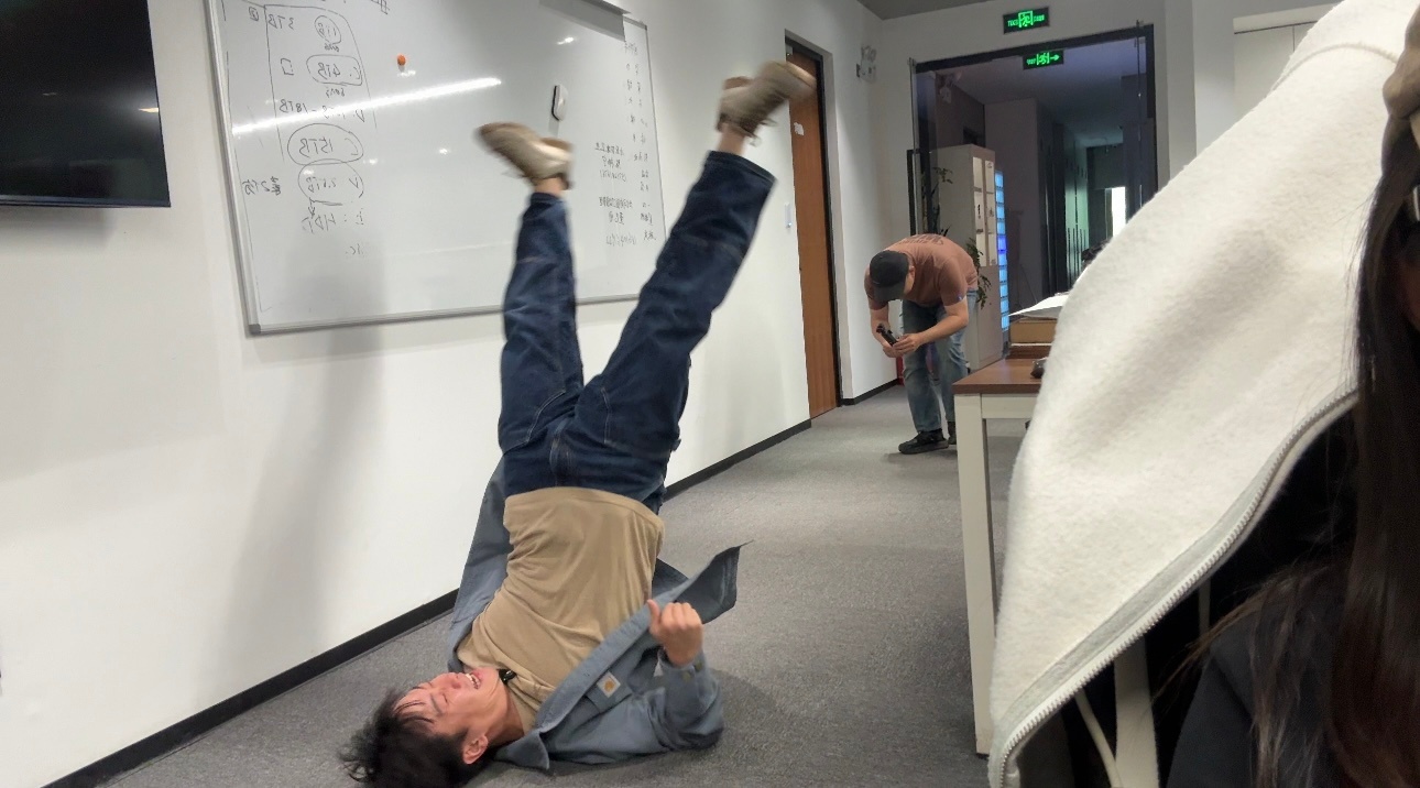 只听见咚的一声我搏哥这是在干什么呢 