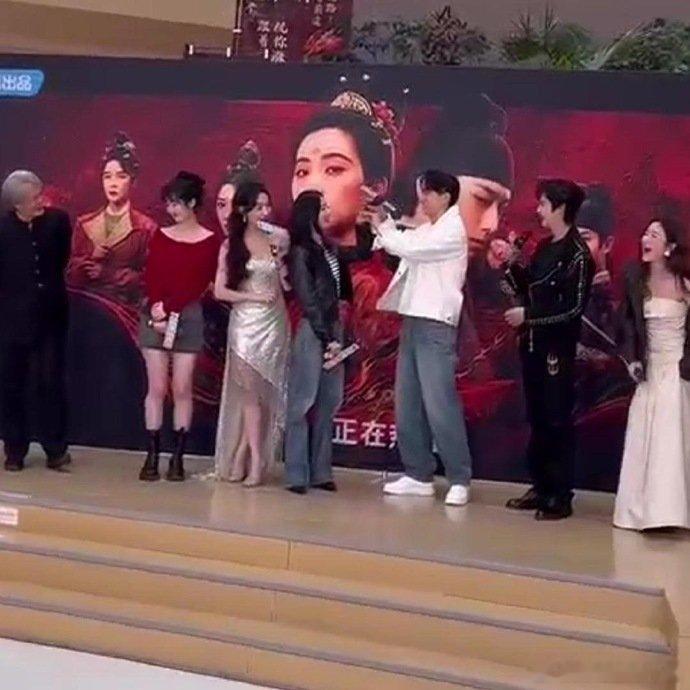 我cp现场还原cp名 完全是有被掌心的扫楼现场给狠狠吸引住，刘诗诗窦骁不仅在剧里