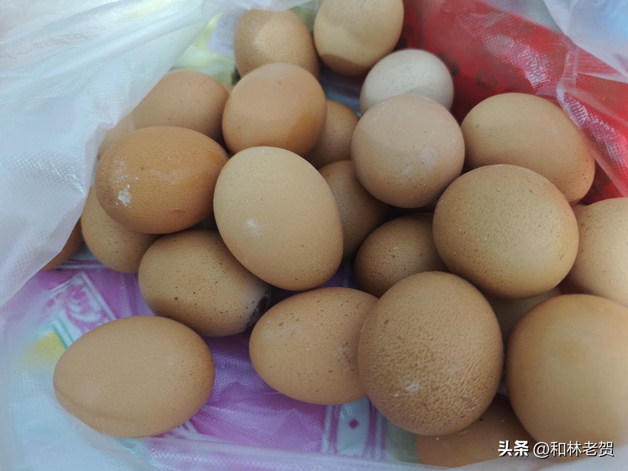 养鸡的去哪儿了，来说说这鸡蛋价格怎么了？
今天买了点儿鸡蛋，身旁的人问鸡蛋价格，