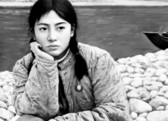 1978年，上海知青李亚茹，抛下男友和女儿果断回城。临走前晚上，李亚茹流着泪解开