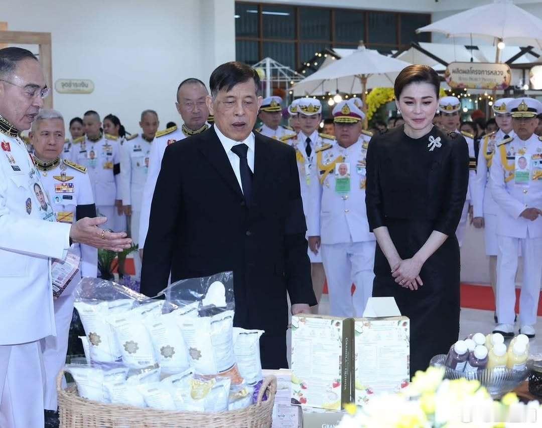 泰国王室 🇹🇭12月1日，哇集拉隆功国王和苏提达王后在清迈Chanakath