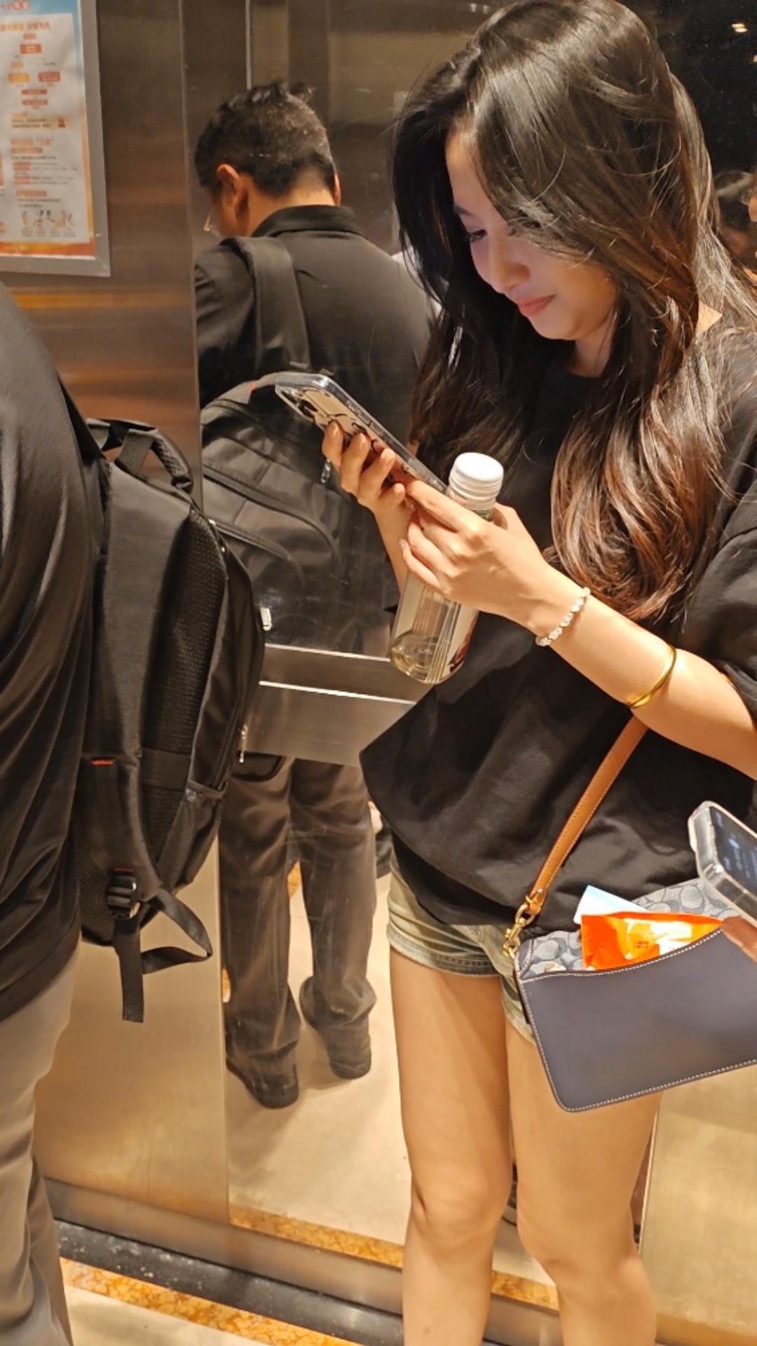 美女的包包出卖了自己女士包包包 时尚小包包女