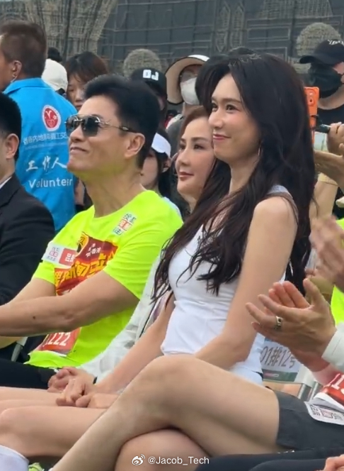 林志玲51岁体态 我的天啊...志玲姐姐这个状态太恐怖了吧而且依旧优雅！坐下来那